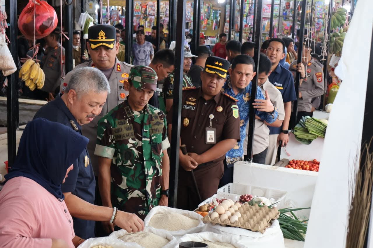 Tinjau Harga Jelang Lebaran di Pinrang, Bupati Pastikan Stok Aman dan Stabil Supalamedia