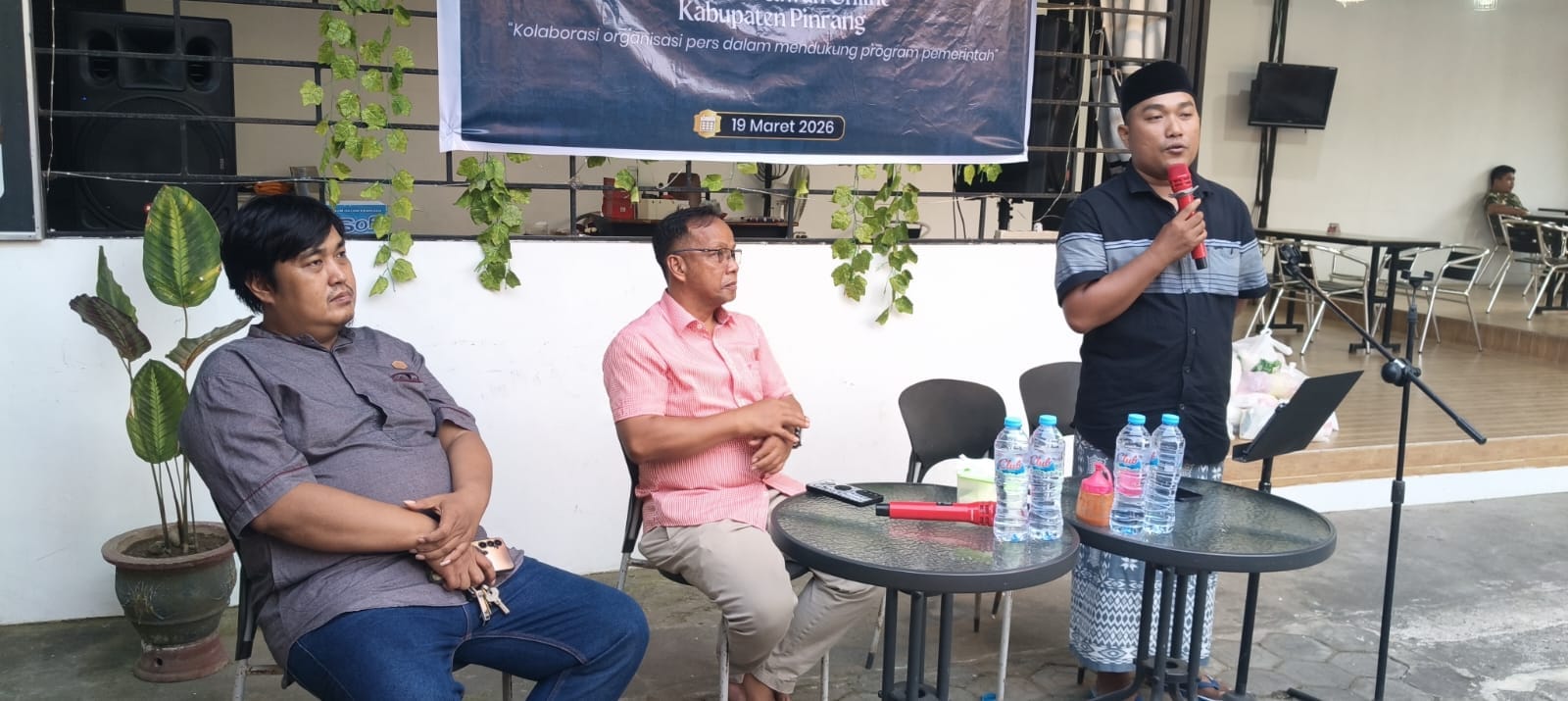 Kolaborasi IWO dan PWI Pinrang, Buka Puasa Bareng dan Bagi Sembako Supalamedia