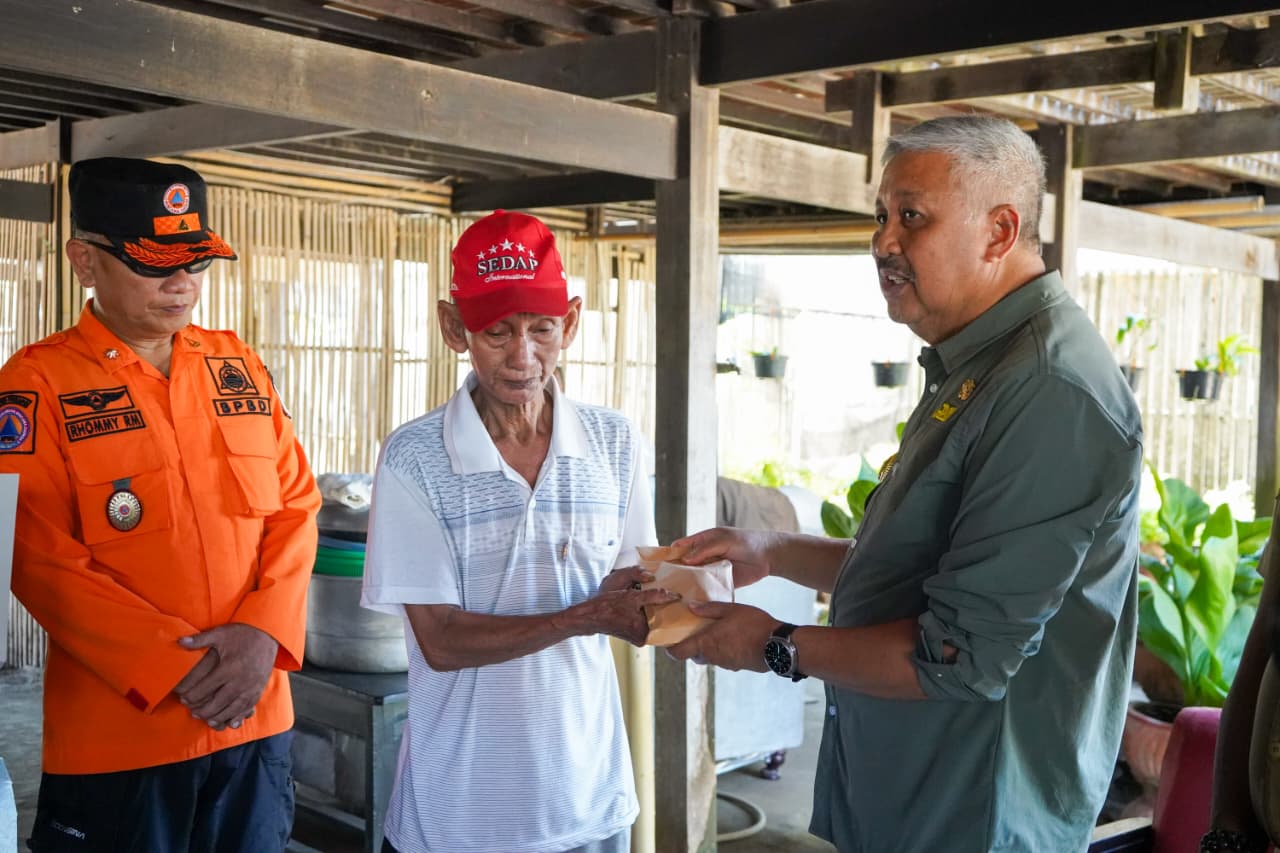 Empat Rumah di Mattiro Sompe Terbakar, Bupati Pinrang Salurkan Bantuan Stimulan 1 Empat Rumah di Mattiro Sompe Terbakar, Bupati Pinrang Salurkan Bantuan Stimulan Supalamedia