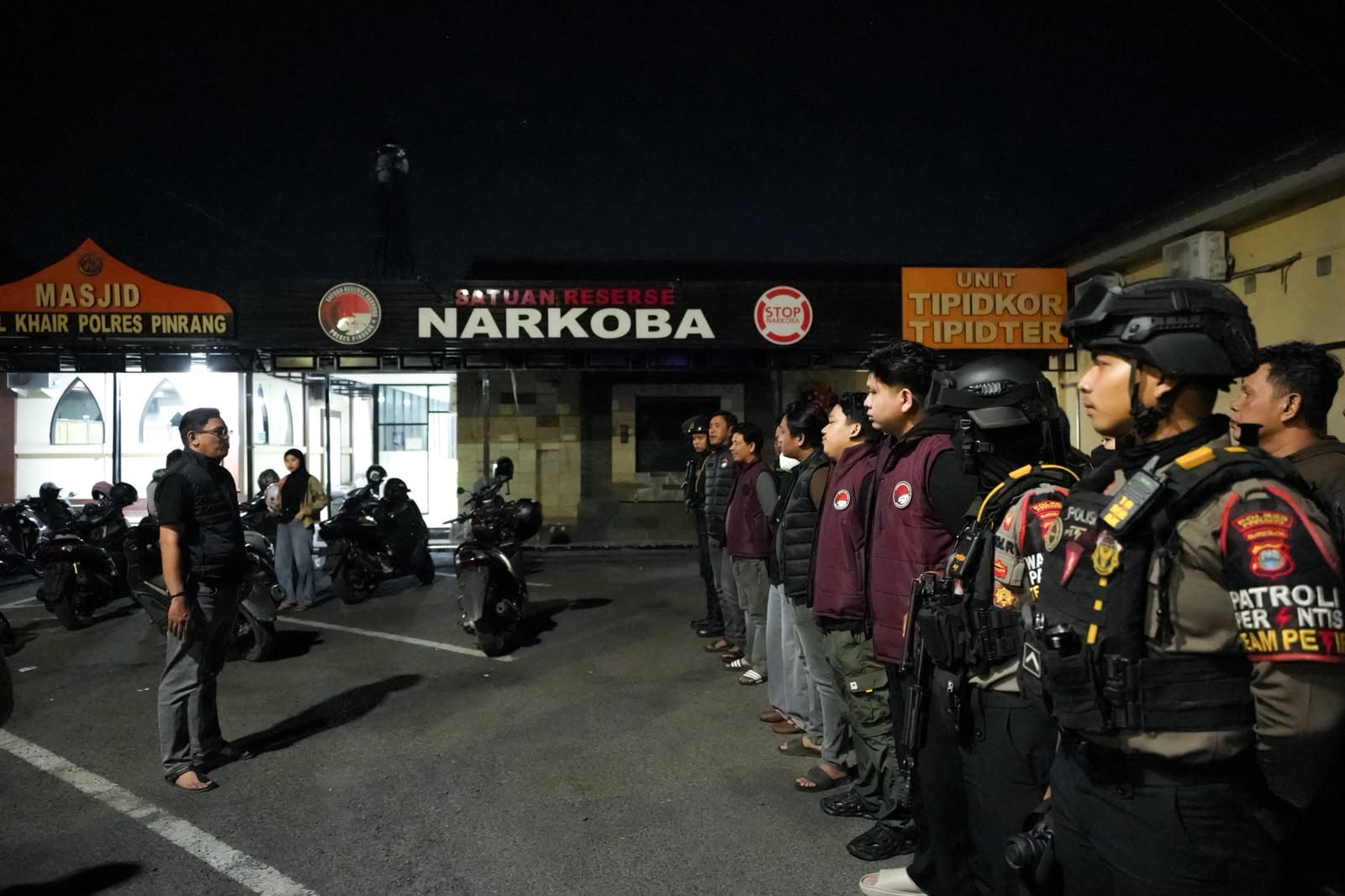 Satres Narkoba Polres Pinrang dan Tim PETIR Pantau Lokasi Rawan Narkoba 1 Satres Narkoba Polres Pinrang dan Tim PETIR Pantau Lokasi Rawan Narkoba Supalamedia