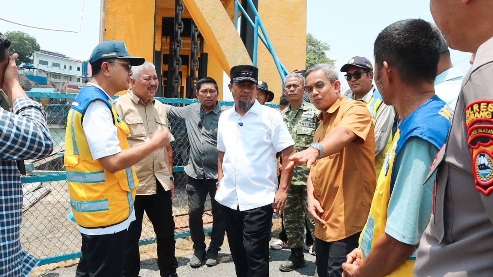 Gubernur Sulsel Tinjau Bendungan Benteng, Minta Tiga Kabupaten Tudang Sipulung soal Air 1 Gubernur Sulsel Tinjau Bendungan Benteng, Minta Tiga Kabupaten Tudang Sipulung soal Air Supalamedia