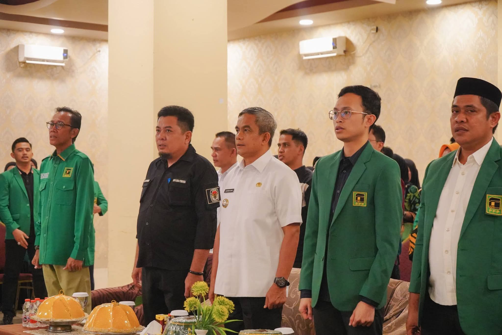 Wabup Pinrang Hadiri Pelantikan DPC PPP, Tekankan Fungsi Partai Politik 1 Wabup Pinrang Hadiri Pelantikan DPC PPP, Tekankan Fungsi Partai Politik Supalamedia