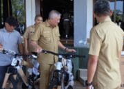 Bupati Pinrang Serahkan Hadiah ke Wajib Pajak PKB Tepat Waktu