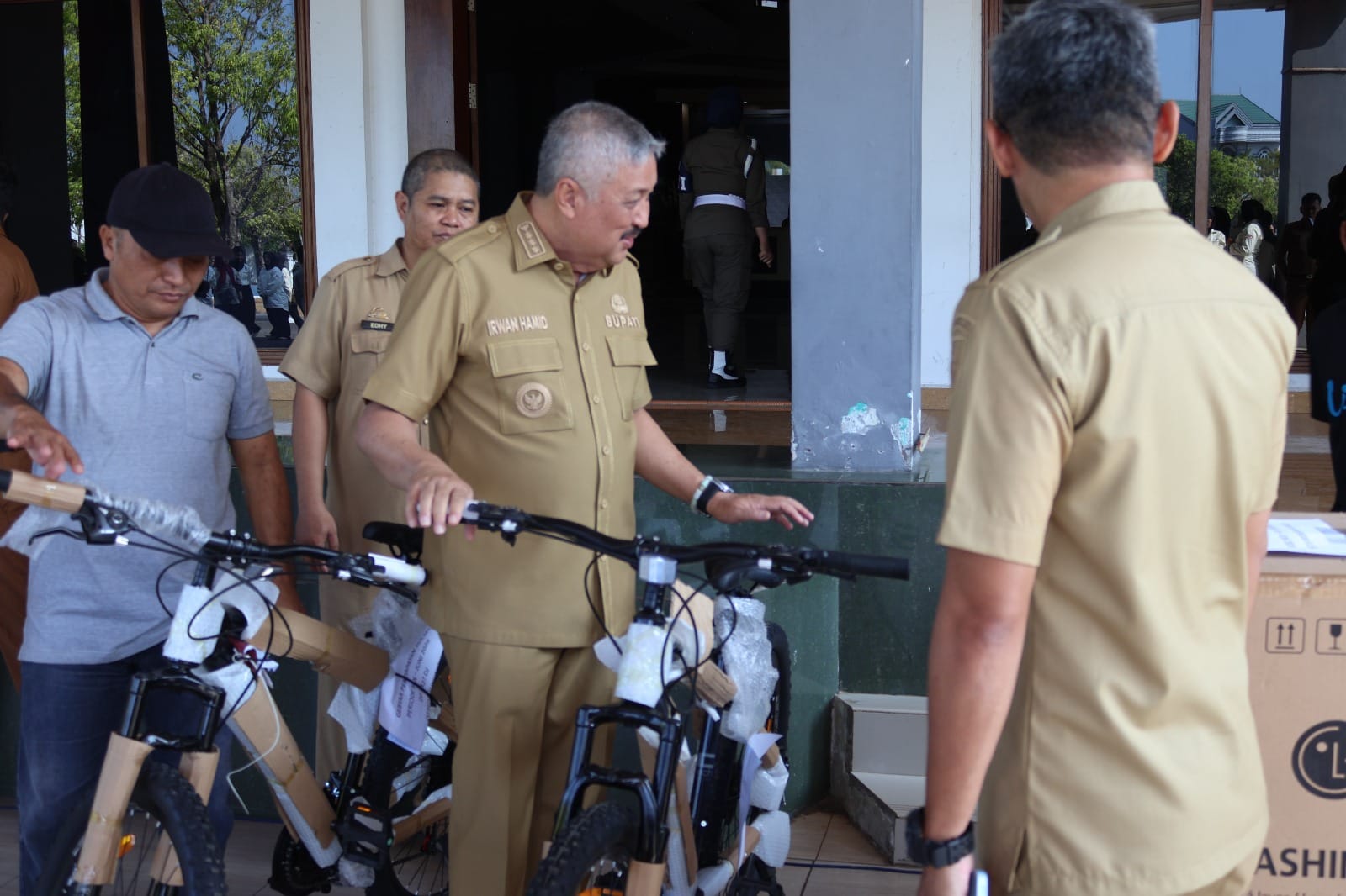 Bupati Pinrang Serahkan Hadiah ke Wajib Pajak PKB Tepat Waktu 1 Bupati Pinrang Serahkan Hadiah ke Wajib Pajak PKB Tepat Waktu Supalamedia