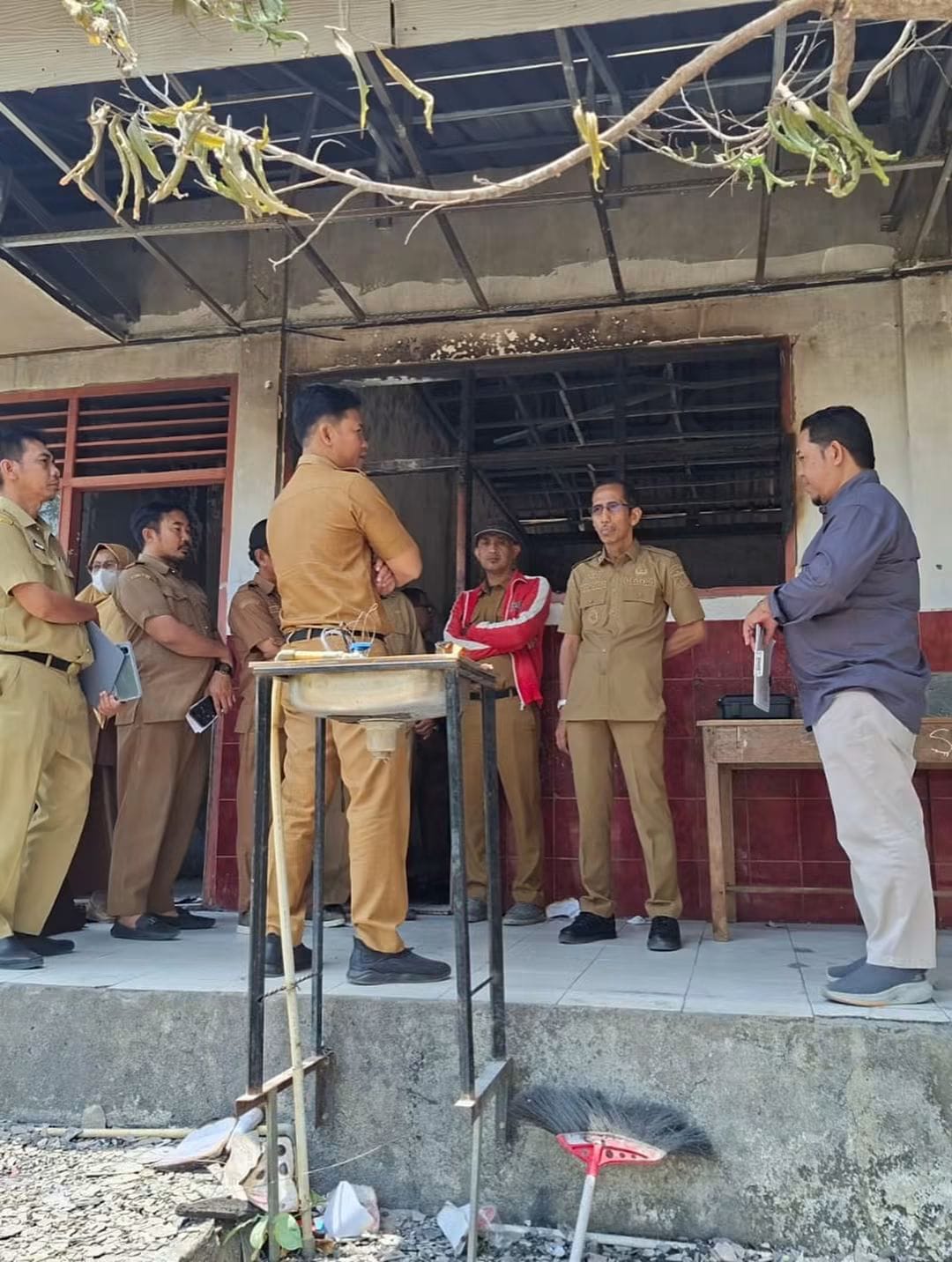 Disdikbud Pinrang Tinjau Sekolah Terdampak Kebakaran 1 Disdikbud Pinrang Tinjau Sekolah Terdampak Kebakaran Supalamedia