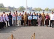 Bupati Irwan Hamid Serahkan Simbolis Bantuan PPSE di Halaman Kantor Bupati 5 Bupati Irwan Hamid Serahkan Simbolis Bantuan PPSE di Halaman Kantor Bupati Supalamedia