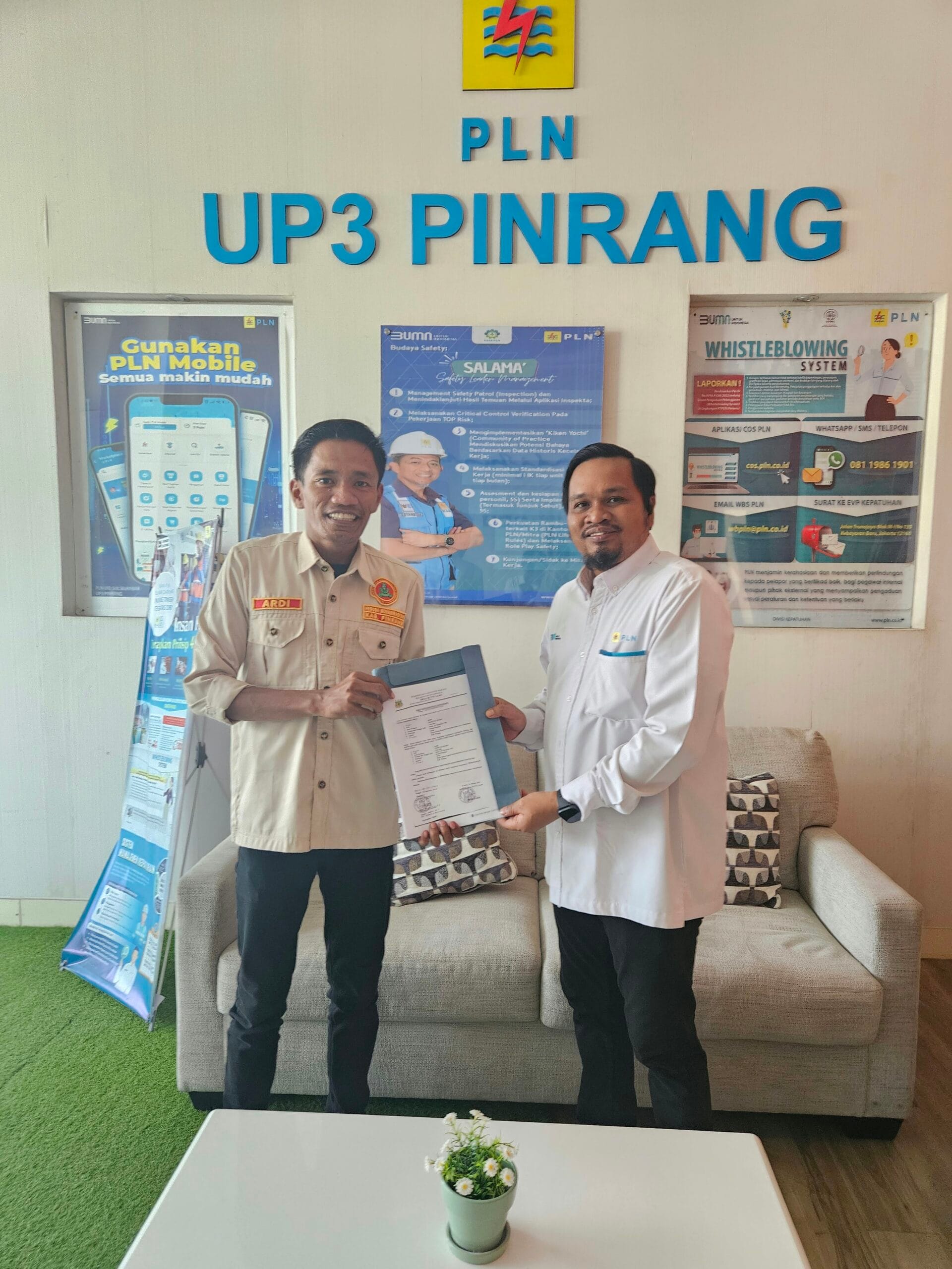 PLN Pinrang Bersama Pemuda Muhammadiyah Salurkan Bantuan Listrik Gratis Supalamedia
